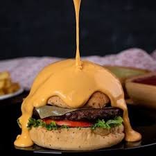 Hamburguesa Pollo bañada en queso 